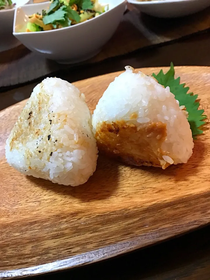 旦那さんが忘れてった朝ごはんのおにぎりを焼きおにぎりにしたった〜焼きがアマすぎる|☆Chai☆さん