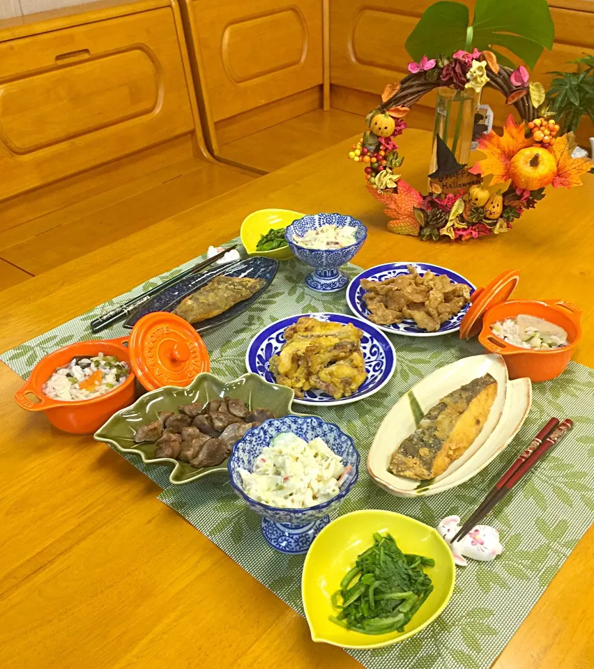 イカの天ぷら
カレイの唐揚げ
マカロニサラダ
鳥の皮あげ
菊菜のおひたし
雑穀米大根葉🍄おじや|Sachiyoさん