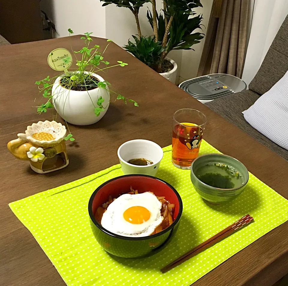 鶏肉と玉ねぎのコチュジャン丼、ワカメスープ、もずく酢、ほうじ茶|pentarouさん