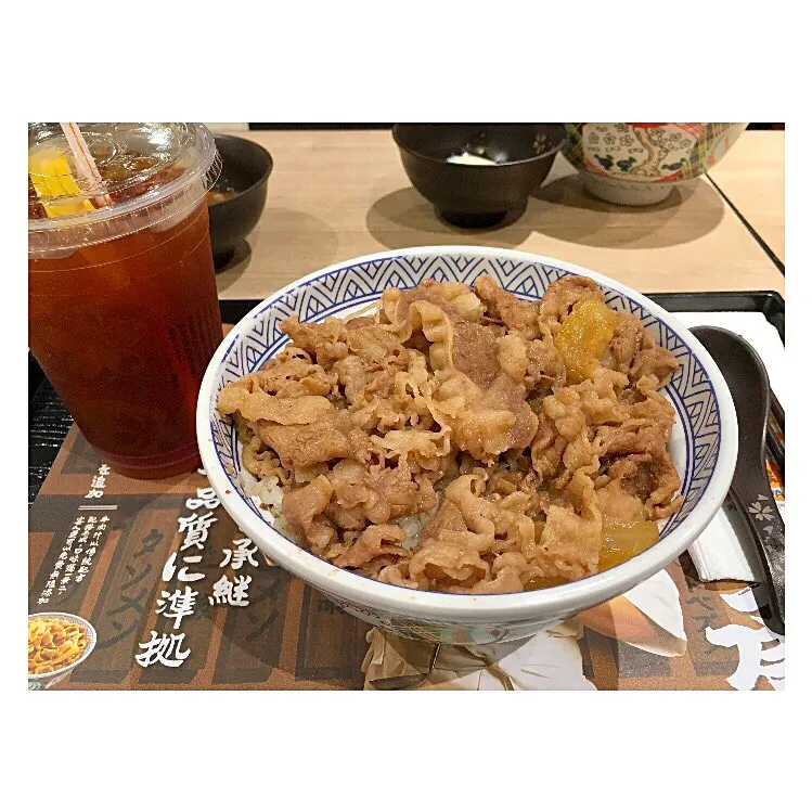 和風牛肉飯と凍新鮮檸檬茶🍋
（牛丼とIレモンティ）|女神さん