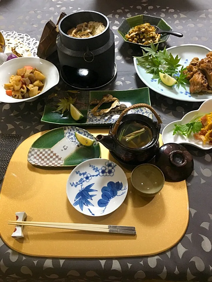 和食 松茸づくし！！
土瓶蒸し、松茸の炊き込みごはん
松茸焼き！今日はお休みなので、料理を作りました(T_T)松茸の土瓶蒸しに松茸の釜飯に松茸焼き、外国産なので香りがイマイチでしたが、美味いです！|直サーファーさん