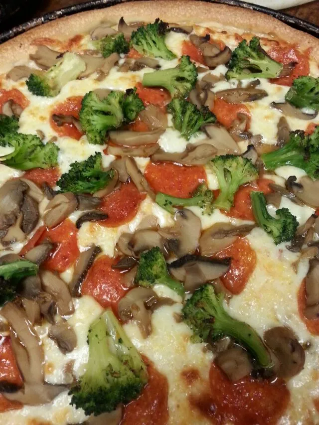 Snapdishの料理写真:pepperoni mushroom and broccoli pizza|Polly Gelfusoさん