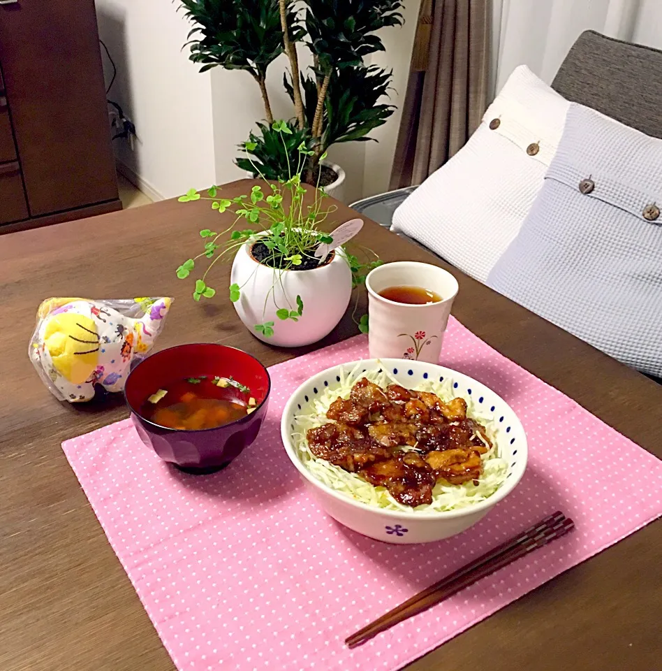 Snapdishの料理写真:生姜焼き丼、ふのお味噌汁、ほうじ茶|pentarouさん