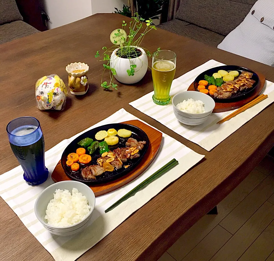 Snapdishの料理写真:神戸牛ステーキ、ご飯、ビール|pentarouさん