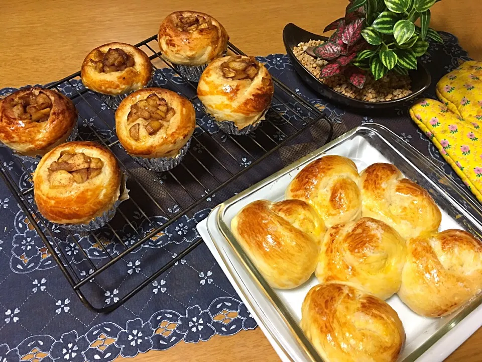 Snapdishの料理写真:Apple/ringo cinnamon bread and plain roll bread tomorrows breakfast|Babyluv Cabrera Ocampoさん