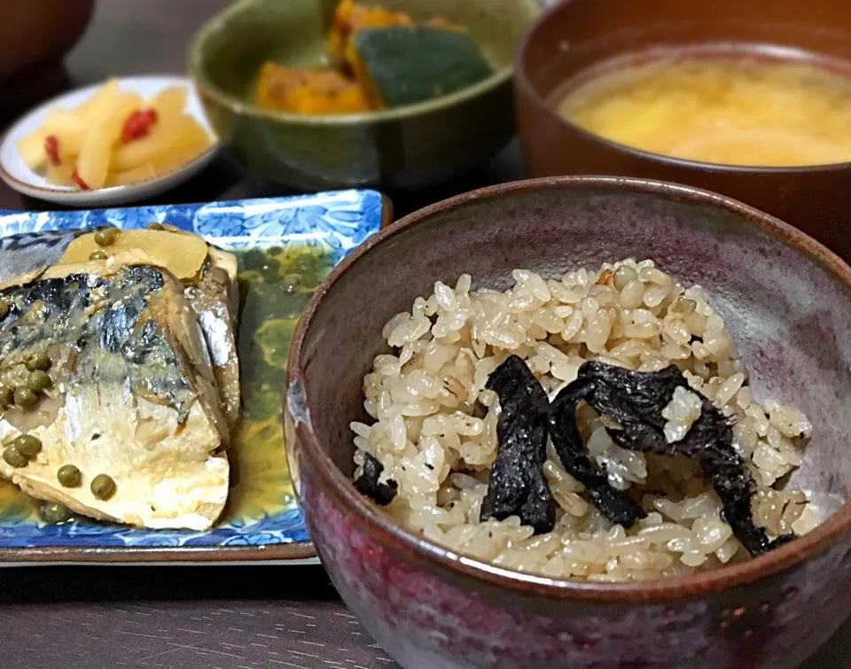 晩ごはん  香茸ご飯 鯖の煮付け かぼちゃ煮 大根漬け 玉ねぎとじゃがいもの味噌汁|ぽんたさん