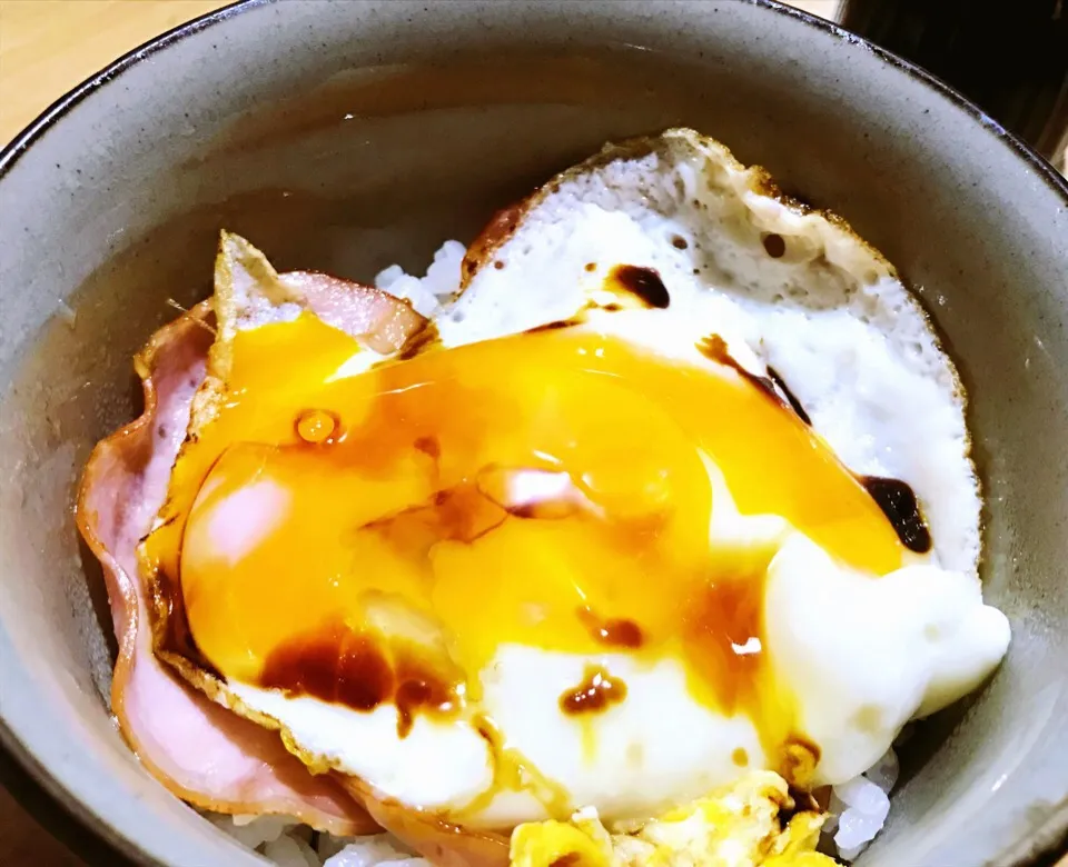 Snapdishの料理写真:ハムエッグ丼|しげさんさん