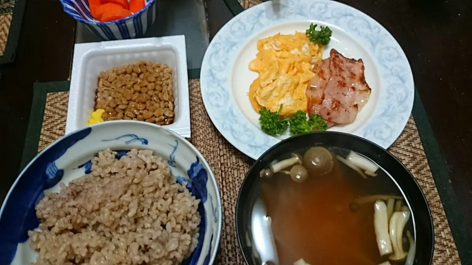 煎り卵＆ベーコン＆納豆＆もやしの味噌汁|まぐろさん