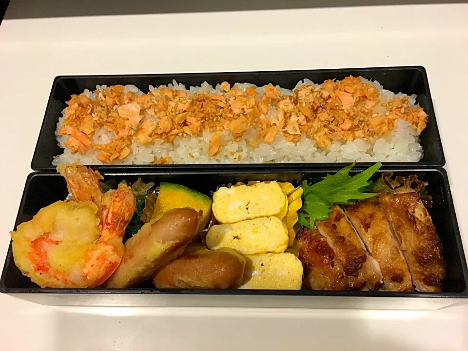 海老の天ぷらと鶏肉の味噌マヨ焼きのお弁当。|Chiharuさん