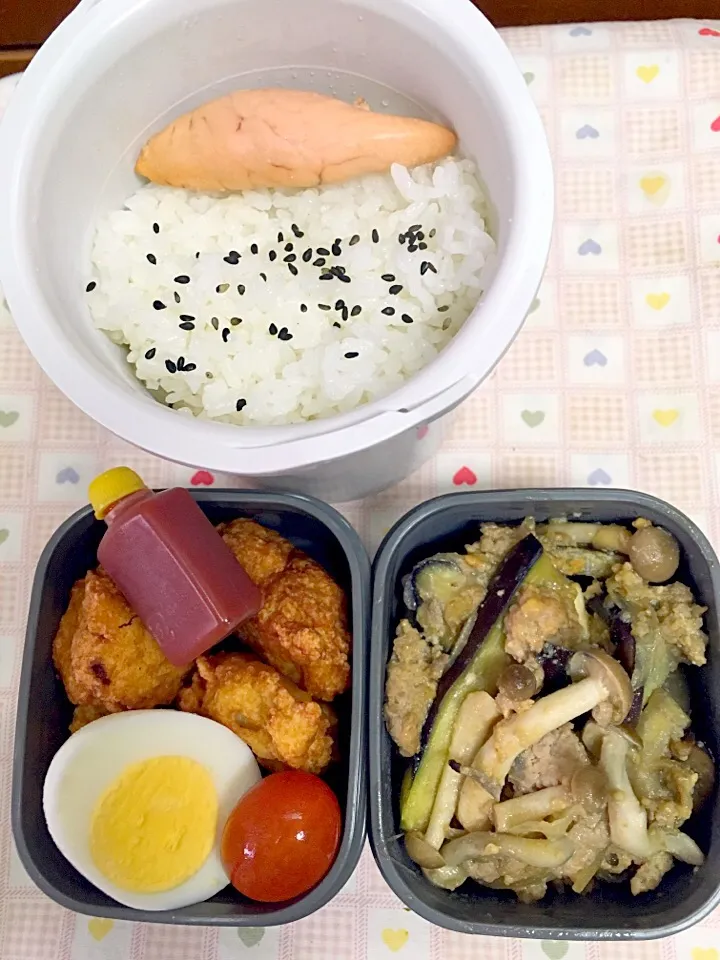 10月25日息子弁当
チキンナゲット プチトマト茹で卵
茄子しめじ味噌炒め
あったかご飯に焼きタラコ乗せ|オリーブさん