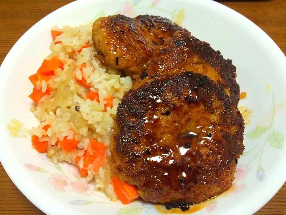 めちゃジューシーな豆腐ハンバーグ

ポイントは凍らせた牛脂をスライスして、タネに混ぜる|ばもさん