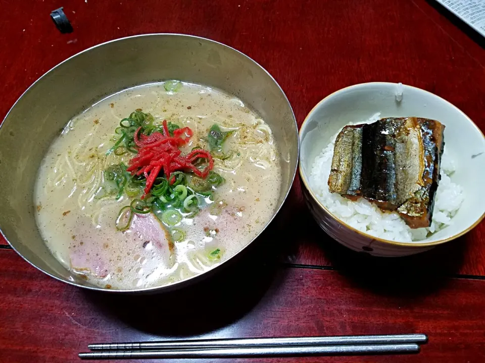 Snapdishの料理写真:豚骨ラーメン&さんまの蒲焼き丼 #お昼ご飯|Morito Kamiyaさん