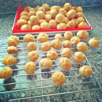 Snapdishの料理写真:making profiteroles (cream puffs).....|Tezu Ropezuさん