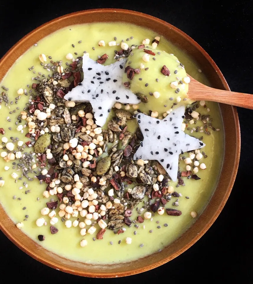 Avocado coconut smoothie bowl|coxiella24さん