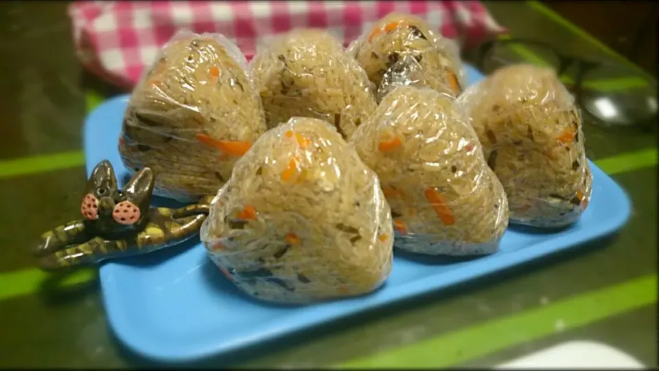 昆布の佃煮と人参の炊き込みご飯(母のお昼ごはん用)|くろねこじったん‍さん