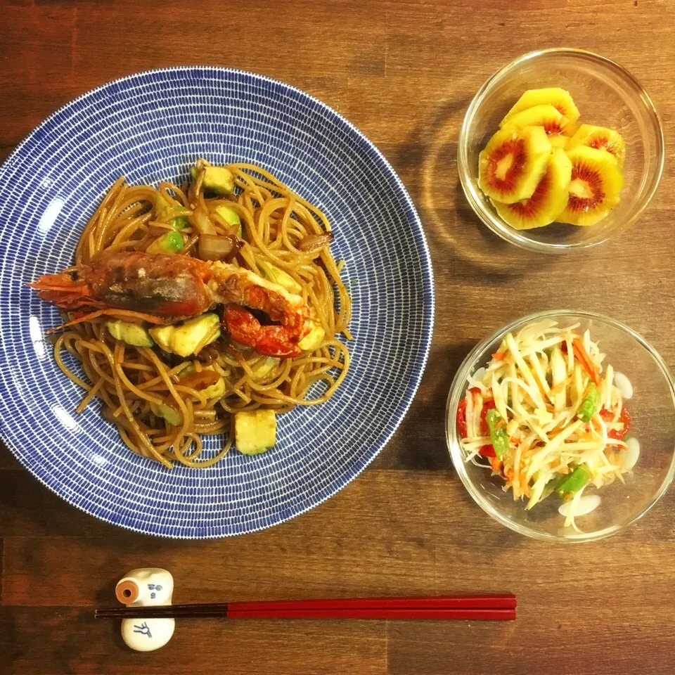 お昼ごはん。えびとアボカド、玉ねぎのパスタ。ソムタムタイ。キウイフルーツ。|yukko7740さん