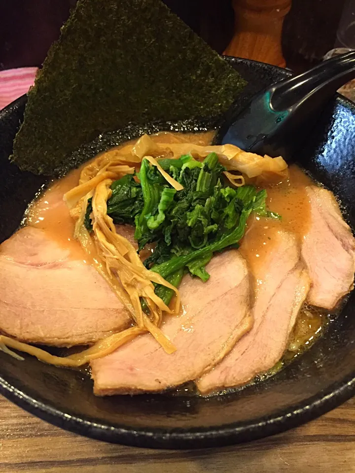 濃厚な家系の大和田。今回はチャーシュー麺。渋谷の裏のこじんまりした入り口が分かりにくかったです。深めのとっぷりとした器に濃厚なスープ。あくまでも個人的な感想ですが渋谷の家系なら侍の方が好みかも。とはいえ美味しい一杯でした。|MORiさん