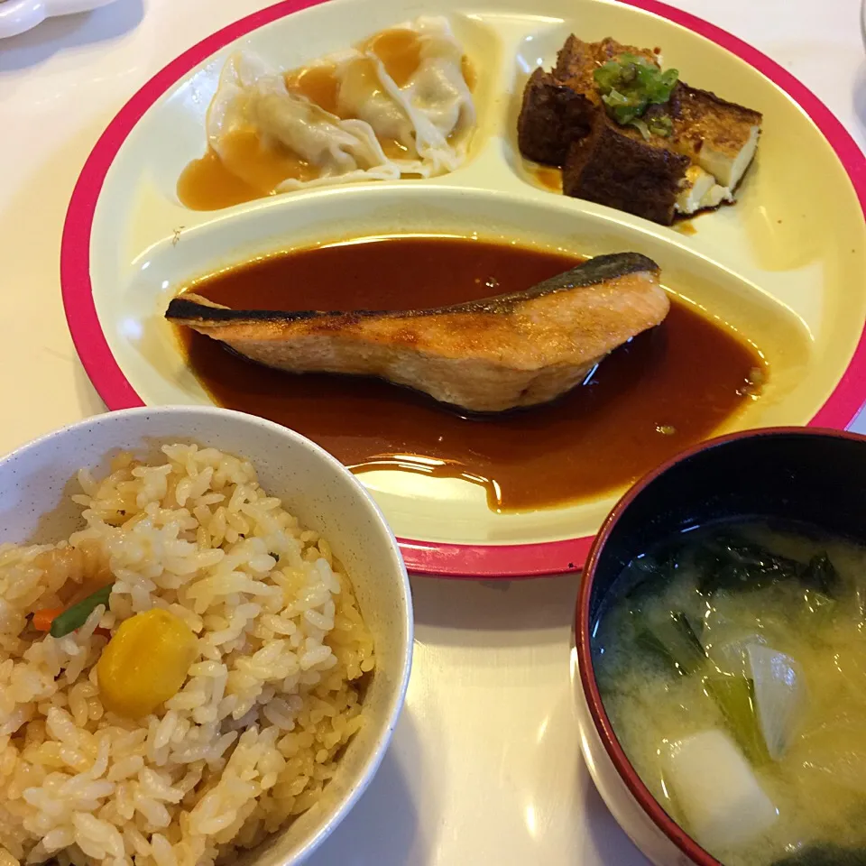 Snapdishの料理写真:❁秋鮭のムニエルwithバター醤油
❀厚揚げ豆腐
✿あんかけ水餃子
✾根菜と小松菜の味噌汁
❀炊き込みご飯

2016/10/25|ちび太さん