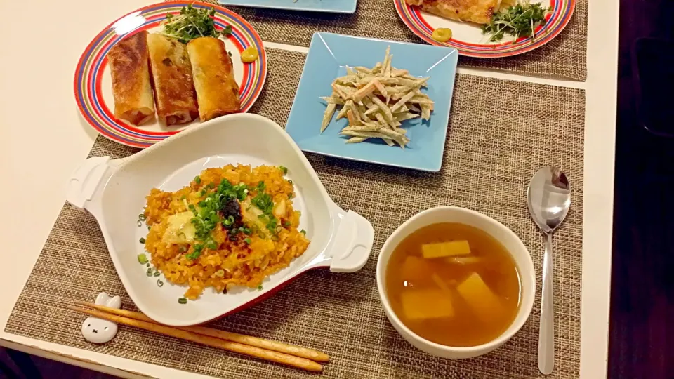 Snapdishの料理写真:今日の夕食　めかじきと豆苗の春巻き、ごぼうサラダ、キムチ炒飯のチーズ焼き、酸辣湯|pinknari🐰🌈さん