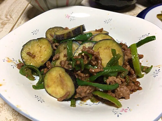 今日の男飯(＞人＜;)夕ご飯バージョン♬
ナスとピーマンとシシトウの肉味噌炒め♬|ひーちゃんさん