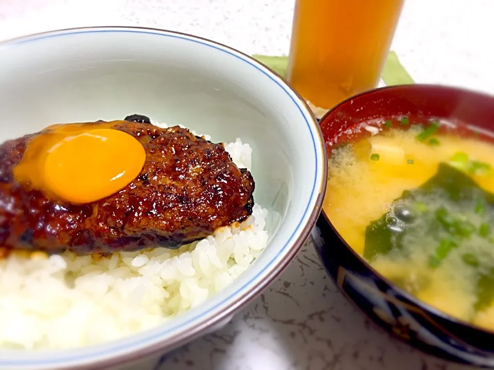 ハンバーグ丼と豆腐の味噌汁|ばんびさん