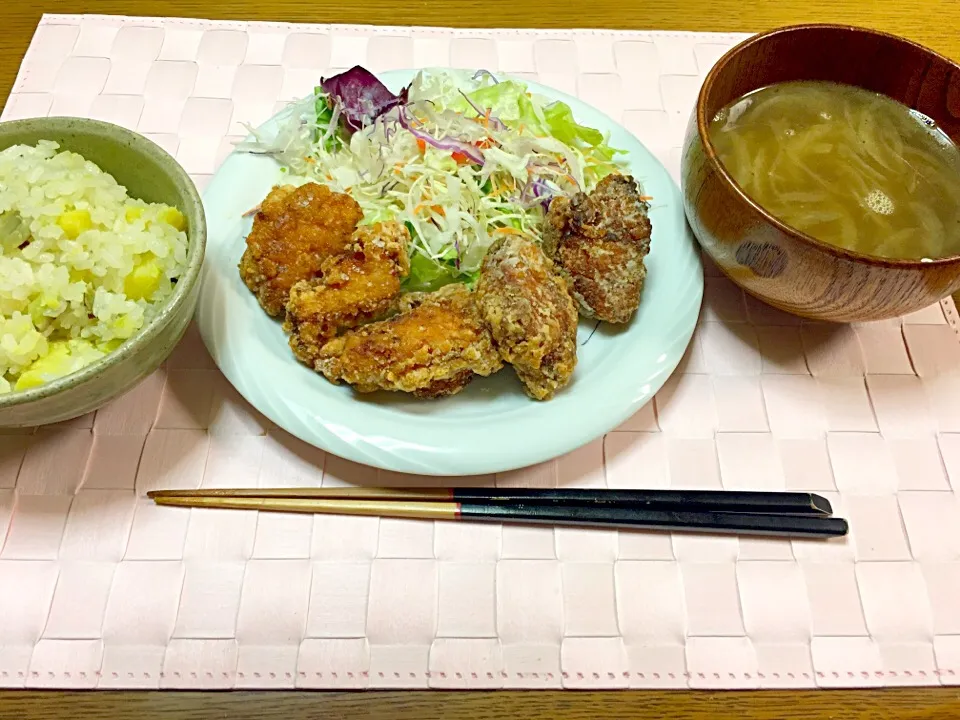 Snapdishの料理写真:10.25 お芋ごはんがあるだけでぐっと秋っぽくなる♡玉ねぎスープ、昨日は水に浸して無かったからかな、癖のあるスープになっちゃったけど、今日は美味しく出来た(´∀｀)|ななえどんさん