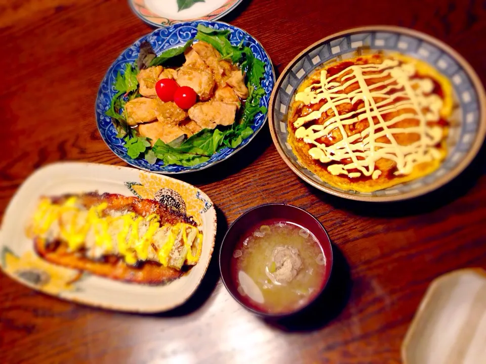 Snapdishの料理写真:10/25夕食。鶏胸肉の甘酢ソース、もやしのとん平焼き風、サバ味噌煮缶の葱のっけ焼き、いわしのつみれ汁|_tsvietさん