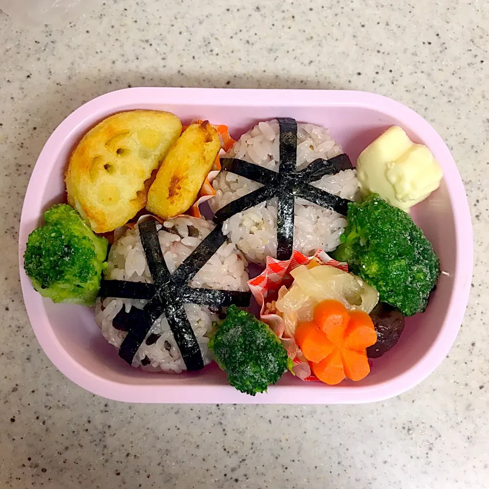 幼稚園のお弁当🍙
もっとクオリティあげたいな〜😑
週一回のお弁当やけどちゃんと見た目も可愛くして美味しく食べてもらいたいから、近々園児のお弁当本買う予定♪|Ashleyさん