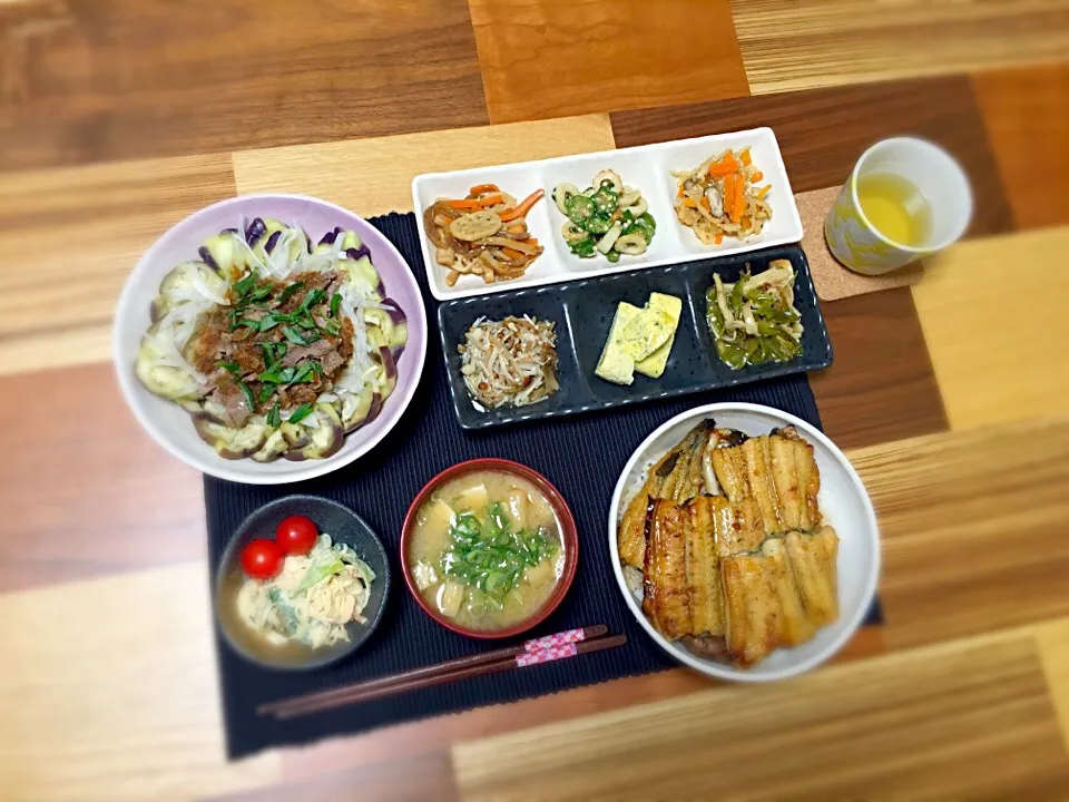 鰻丼
蒸しなす牛シャブサラダ
キンピラれんこん
切り干し大根
オクラとちくわの胡麻和え
エノキのお浸し
卵焼き
ピーマンとちくわの炒めもの
チンゲンサイとカニカマのサラダ
お味噌汁|ぼんぼんさん