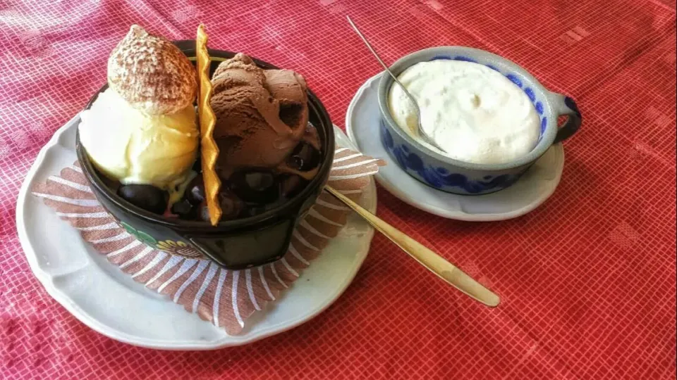 Fantastic Hot 🍒 cherries pot with vanilla and chocolate ice cream and whipped cream.
Ate @ Restaurant Walida in Bönigen ;-)|Najeskaさん