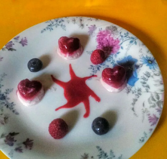 selfmade raspberries ice pralinés with fresh red fruits 🍓|Najeskaさん