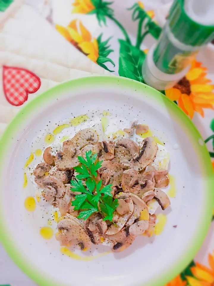 Mozzarella cheese with mushrooms and olive oil|💕🌸Tilek Darastrix🌸💕さん