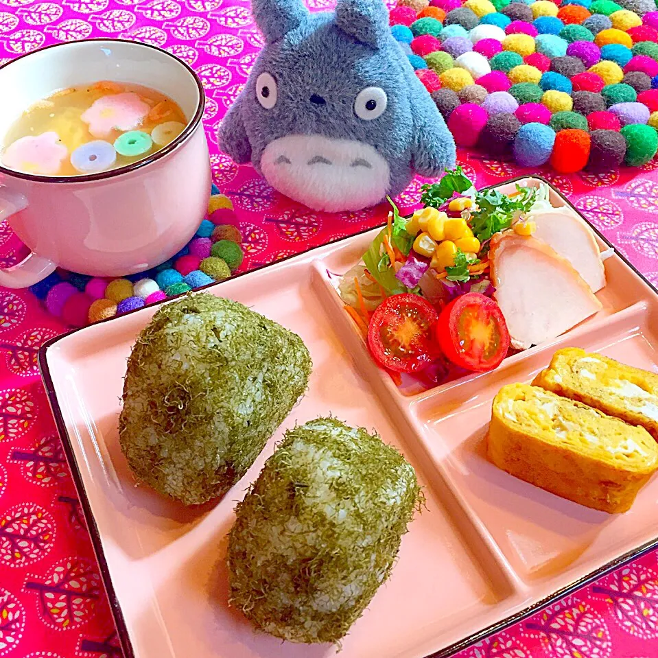 Snapdishの料理写真:10月26日の朝ごはん
黒とろろ昆布の新米おにぎり|miimaさん