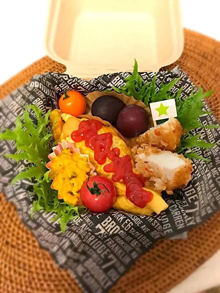 Snapdishの料理写真:娘のお弁当。お友達と託児所へ。寂しくないように♥をたっぷり込めました。|rihakoさん