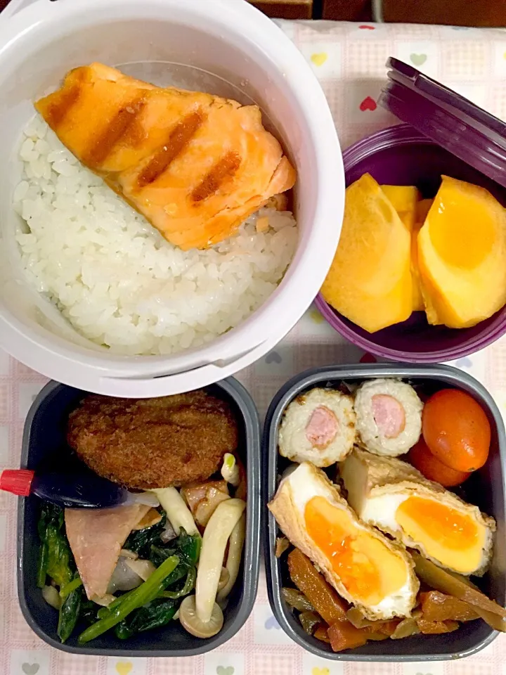 Snapdishの料理写真:10月26日息子弁当
卵油揚げ袋醤油甘煮  きんぴらゴボウ
竹輪ウインナープチトマト
メンチカツ  ほうれん草しめじハム炒め
あったかご飯に塩鮭乗せて
柿|オリーブさん