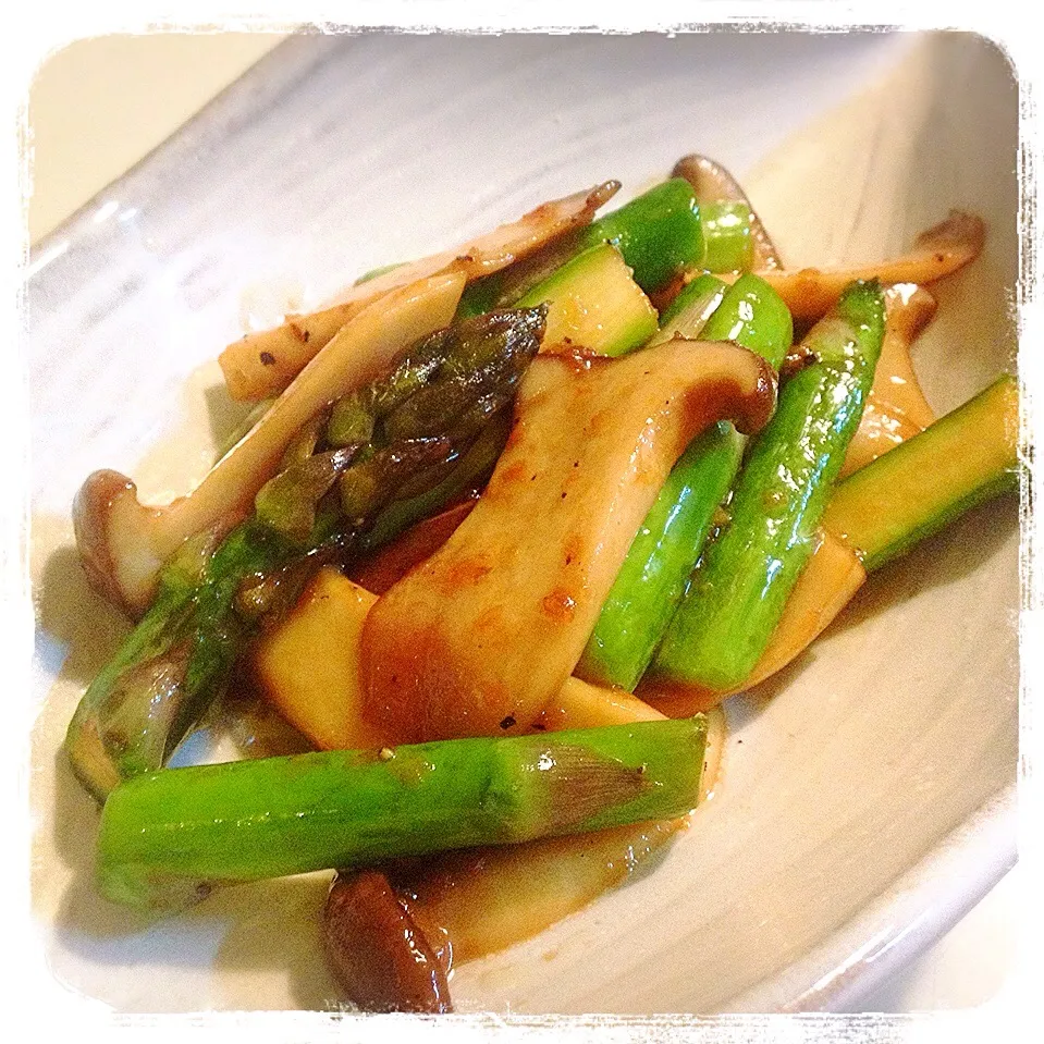 Snapdishの料理写真:アスパラのオイスター炒め。Saute of green asparagus with oyster sauce|toyamadaさん