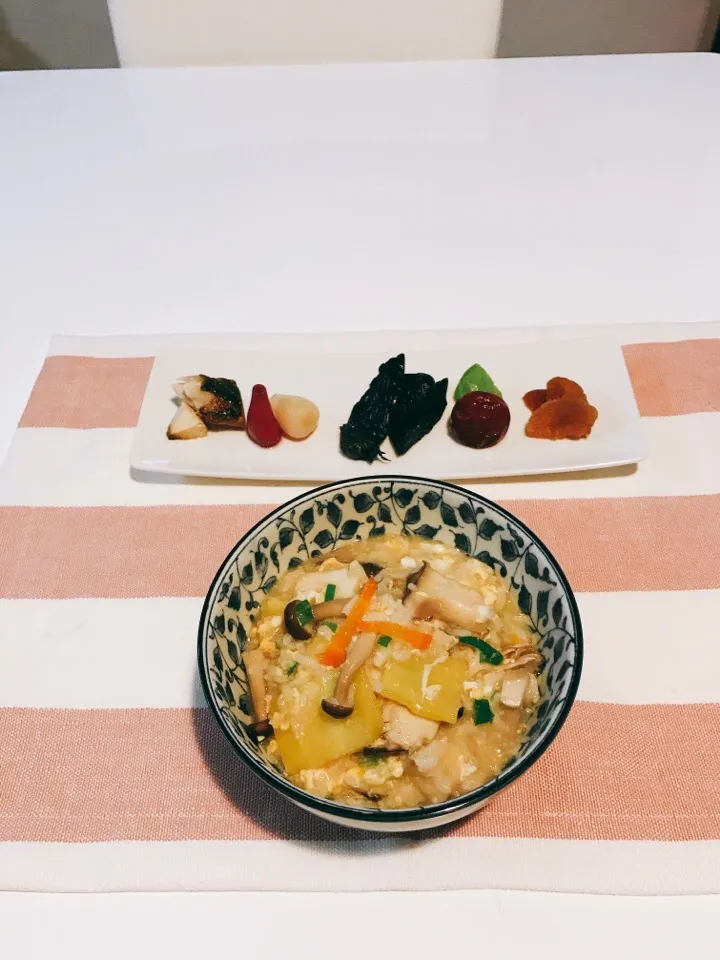 Snapdishの料理写真:お昼ご飯💕
キノコたちとさつま芋で雑炊。|みすてりあすゆっこさん