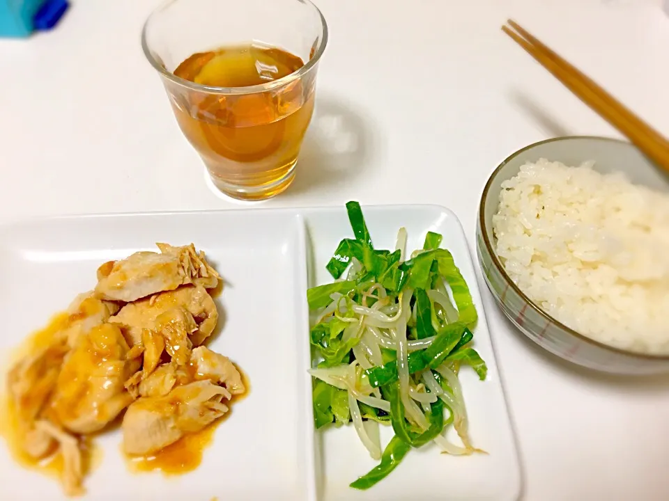 Snapdishの料理写真:鶏胸肉のガリバタ醤油煮込み、もやしナムル|KKOさん