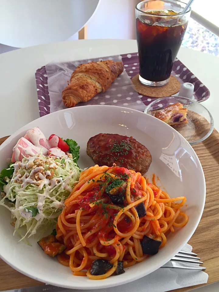 スペシャルランチ（トマトのパスタ&ハンバーグ、アプリコットクロワッサン、アイスコーヒー）@パンテック（桜区道場）|Kazuya Miyukiさん