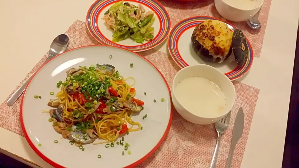 Snapdishの料理写真:今日の夕食　さんまのパスタ、ロメインレタスのマヨネーズソテー、坊っちゃんかぼちゃのグラタン|pinknari🐰🌈さん