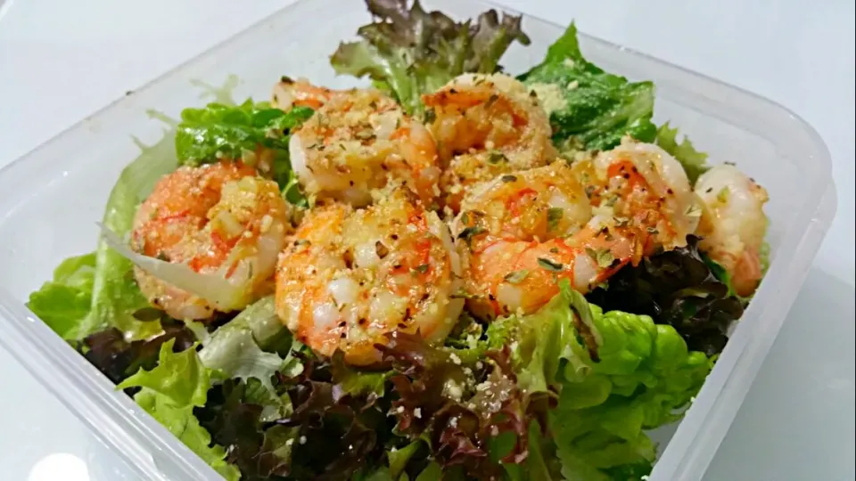 Butter garlic prawns + Salad 
olive oil parmesan cheese & oregano 😻 My LaZy Dinner 😋👄👅👅💋🙆|🌷lynnlicious🌷さん