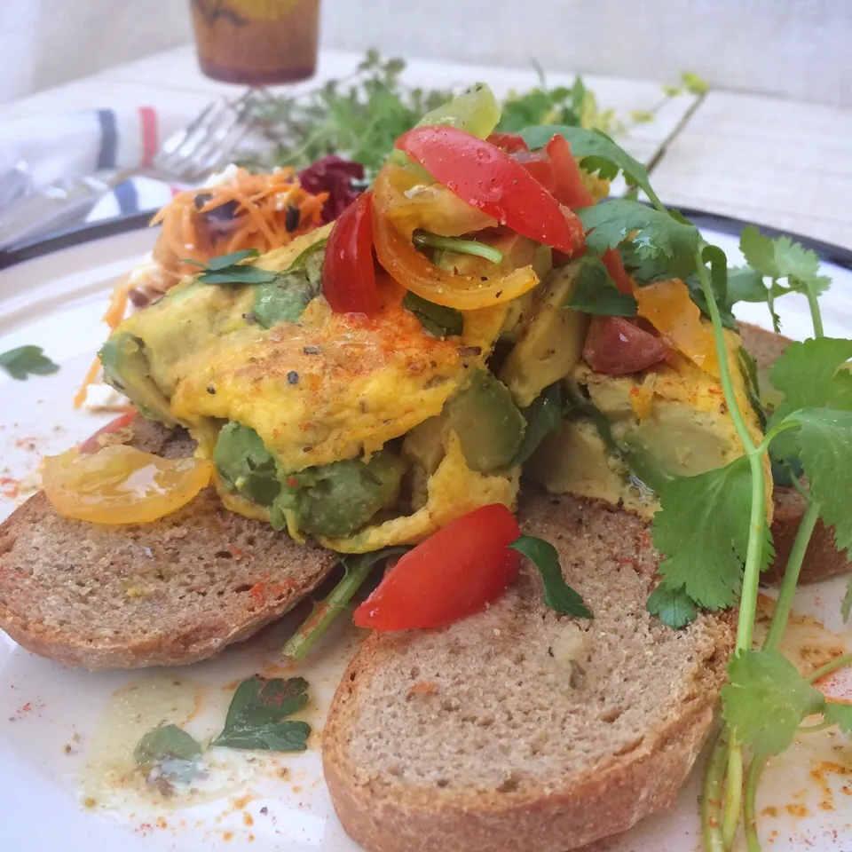 Avocado omelette on toast*
with homegrown herbs🌿|⋆͛*͛wandering.cat⋆͛*͛さん