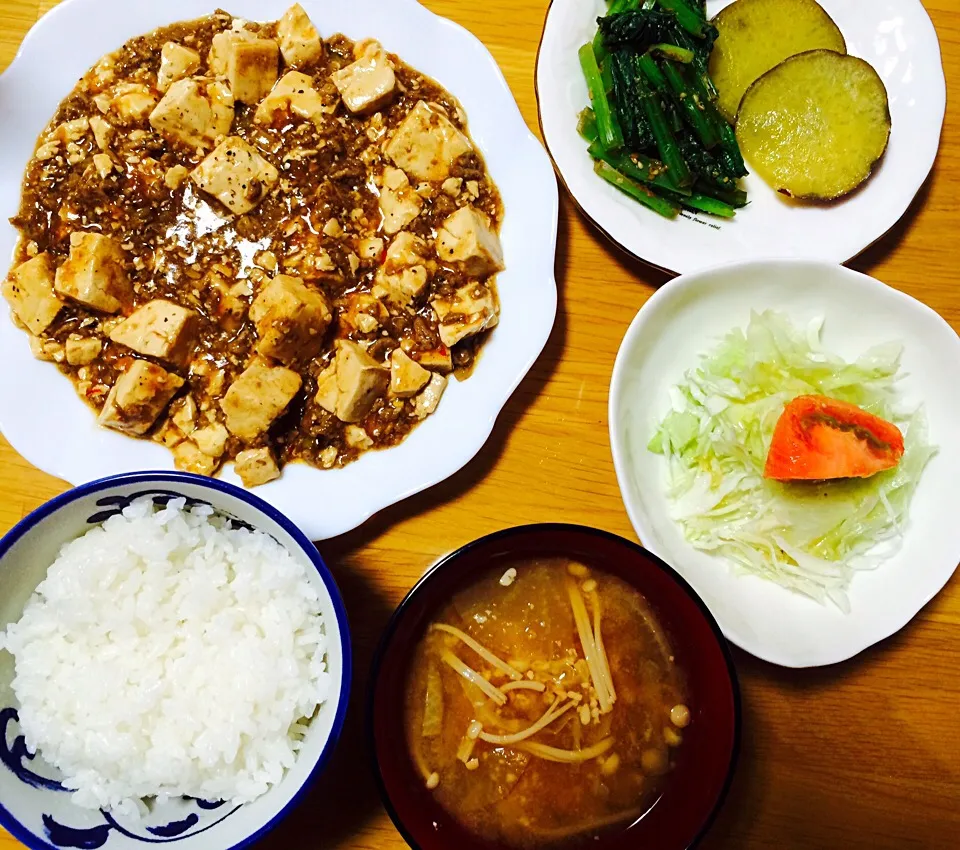 麻婆豆腐、小松菜の胡麻和え、さつまいもの甘露煮、サラダ、お味噌汁|いちごさん