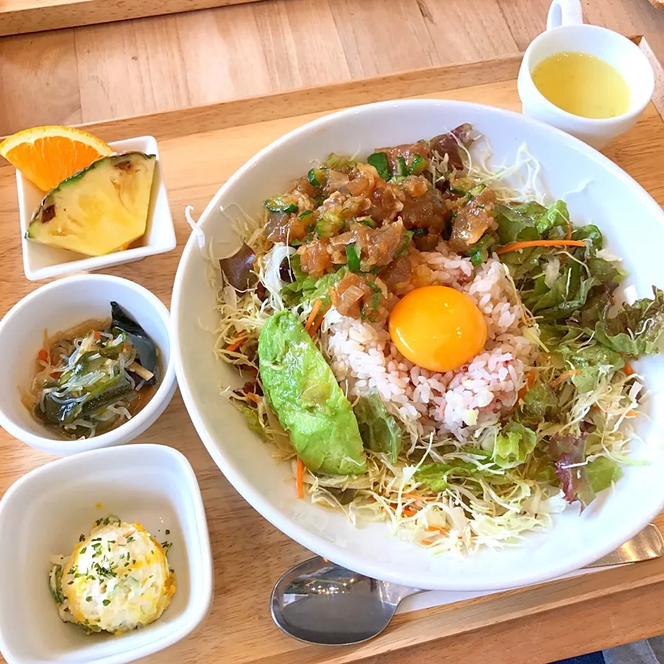 アボカドと漬けマグロのアヒポキ丼|chacoさん