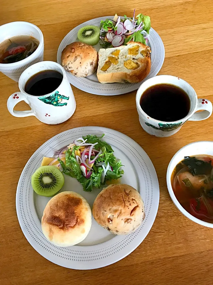 今日も元気に朝ゴパン✨
ちょっと肌寒い朝なんでトマトとほうれん草と玉ねぎのスープ、ラディッシュとサラダかぼちゃと紫玉ねぎのサラダ🎶|5ネコママさん