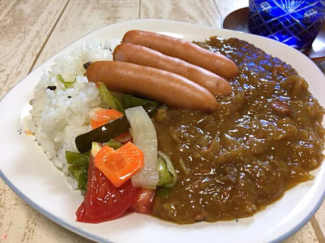 Snapdishの料理写真:今日の男飯(＞人＜;)友達の奥さんにもらったカレーwithピクルスand御殿場粗挽きポーク♬|ひーちゃんさん