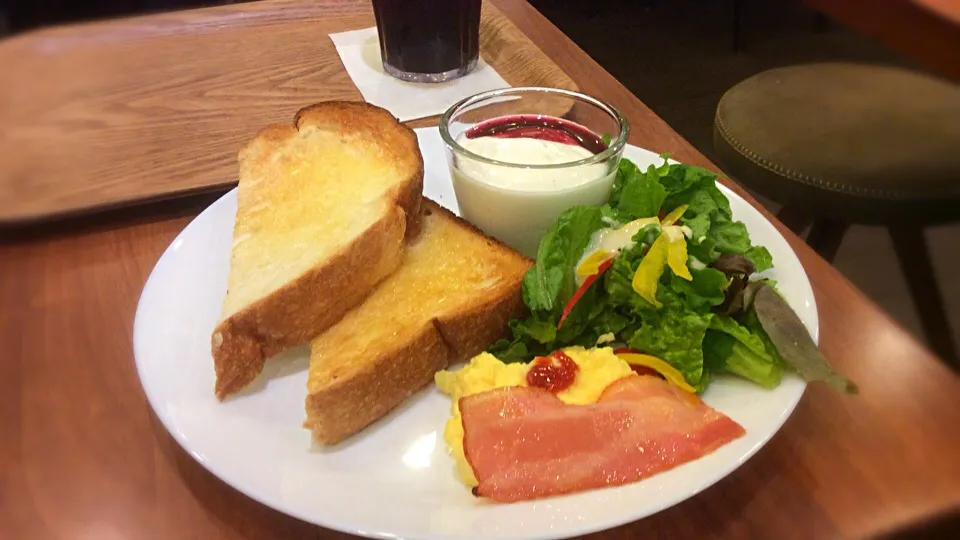 Snapdishの料理写真:さあ〜ここで問題（笑）池袋駅中で今朝食べた「トーストプレート」いくらでしょうか⁉️😋|アライさんさん