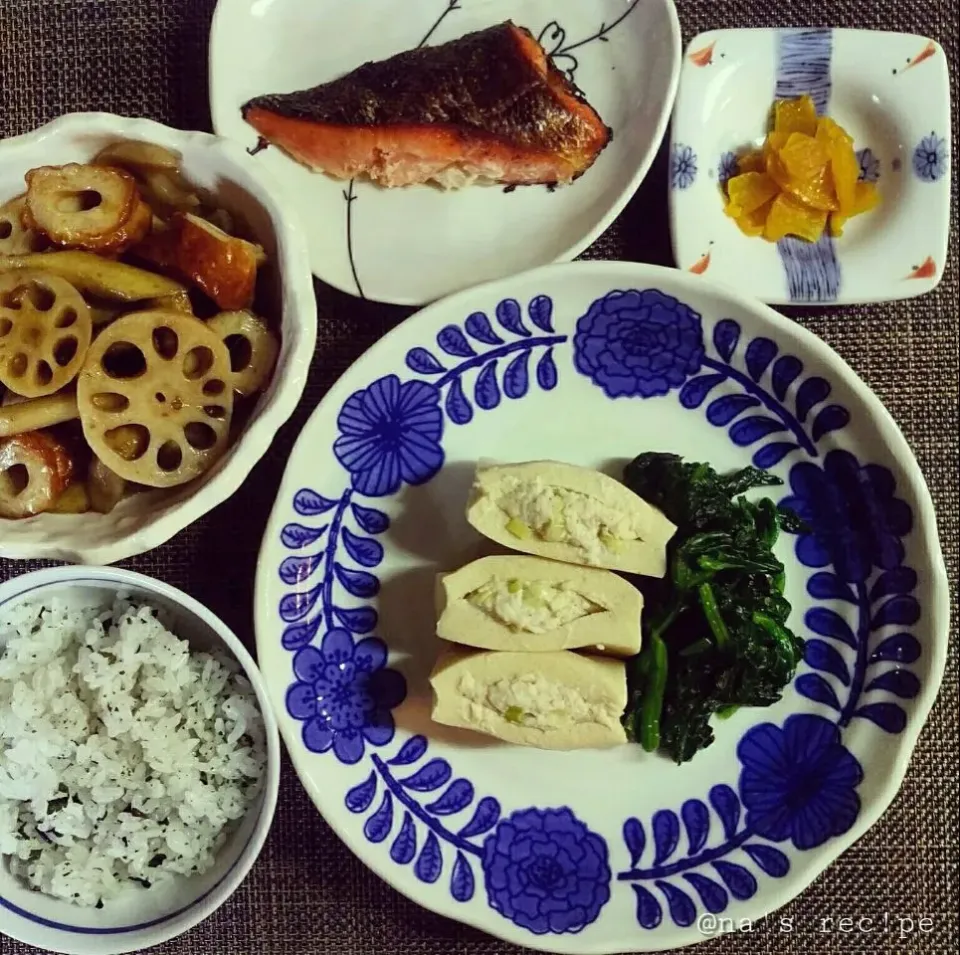 高野豆腐の肉詰めとほうれん草のお浸し☺
鮭の糀漬け☺
根菜の煮物☺
ワカメご飯☺|Kashimanakitchenさん