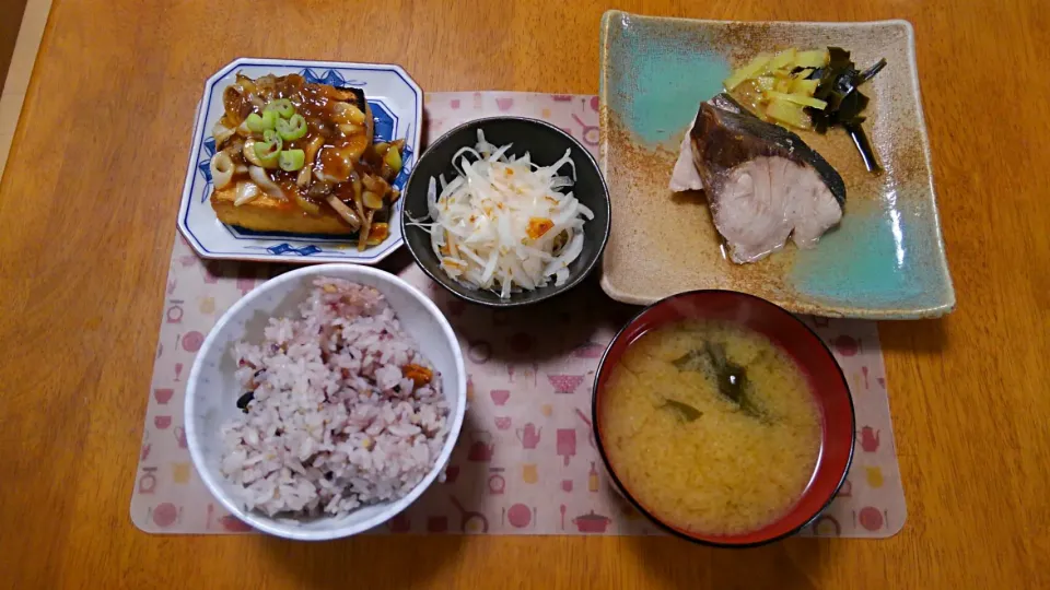 １０月２４日　鰤の旨酒煮　玉ねぎサラダ　厚揚げ豆腐のきのこあんかけ　お味噌汁|いもこ。さん