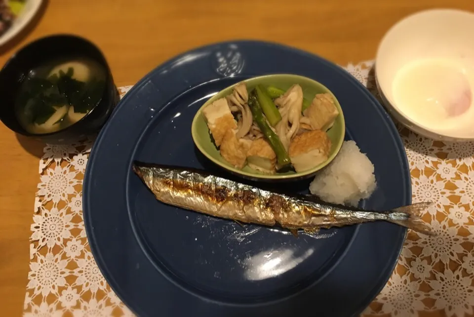 さんま
厚揚げと舞茸とアスパラの煮物
温泉卵
ワカメとお麩の味噌汁|えりさん